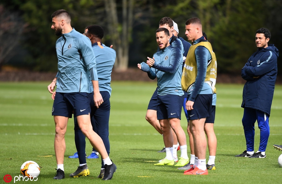 队长阿斯皮利奎塔在边路送出精准传中，皮球划出一道美妙弧线，禁区内队友高高跃起争顶，训练场的天空仿佛瞬间变成了硝烟弥漫的战场。