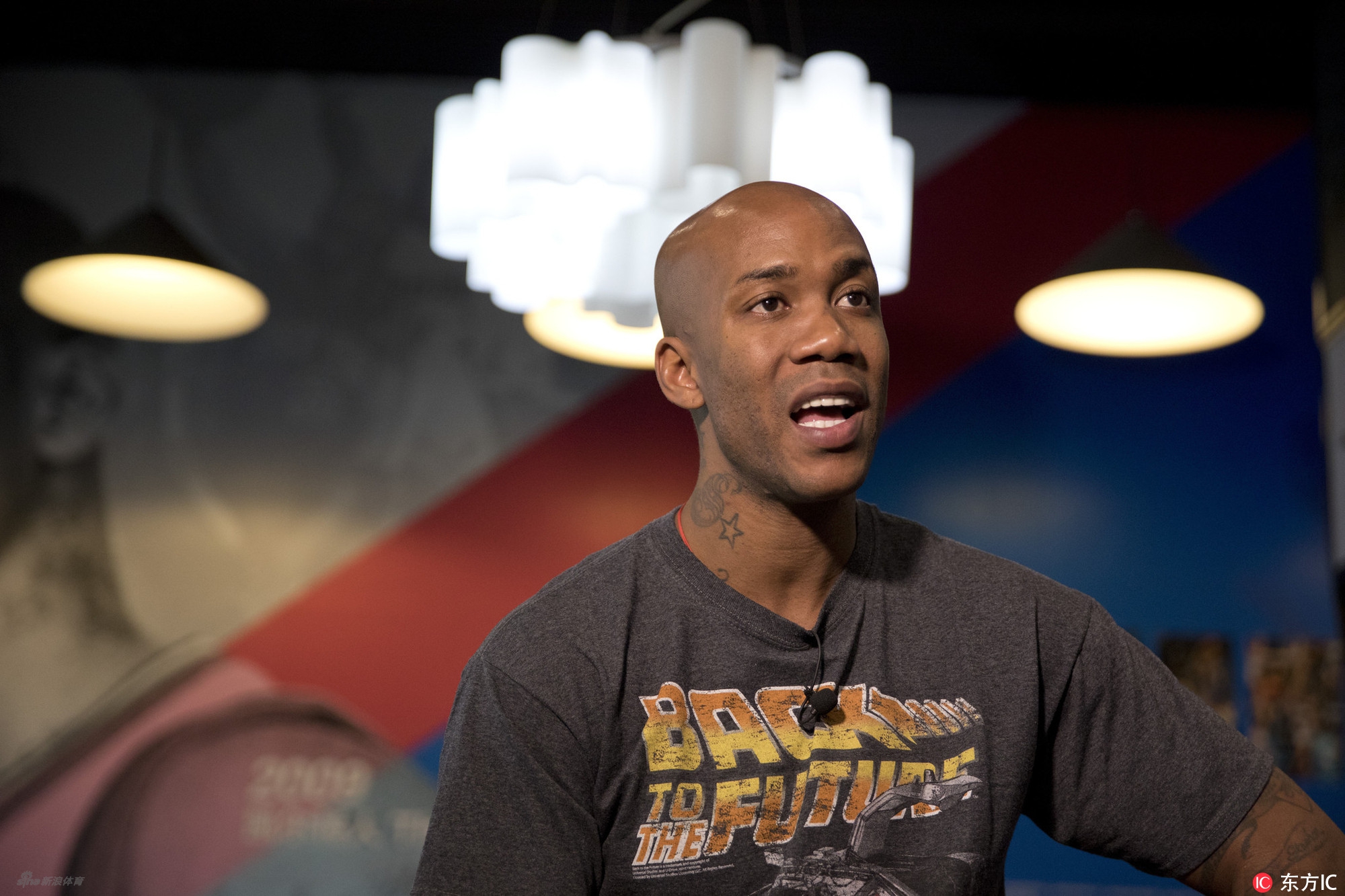 站在聚光灯下，老马手持话筒侃侃而谈，眉宇间流露出北京爷们特有的坦诚与幽默，展现出球场外‘马政委’可爱的生活化一面。