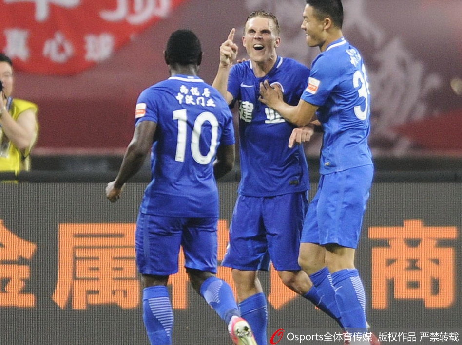 建业球迷远征军在沈阳铁西体育场看台上挥舞旗帜，激情呐喊，为球队最后时刻的逆转注入了无穷力量。