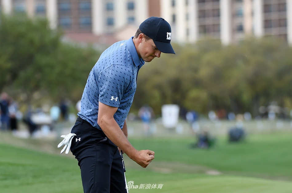 查利·霍夫曼在比赛中挥杆，他紧抿嘴唇神情专注，是决赛轮中给予斯皮思最大压力的竞争者。