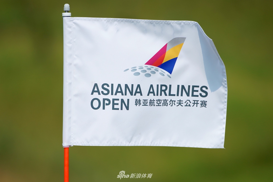 高尔夫球手在滨海球道上专注凝视,远处海天相接,白球在碧绿球道与蔚蓝大海的背景中格外醒目。