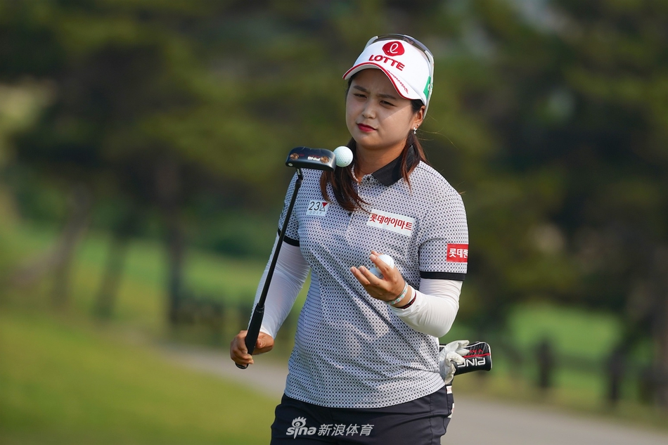 球员在沙坑中练习救球,沙粒飞扬,她正全力将球击出这个障碍区,考验着精准的技术与爆发力。