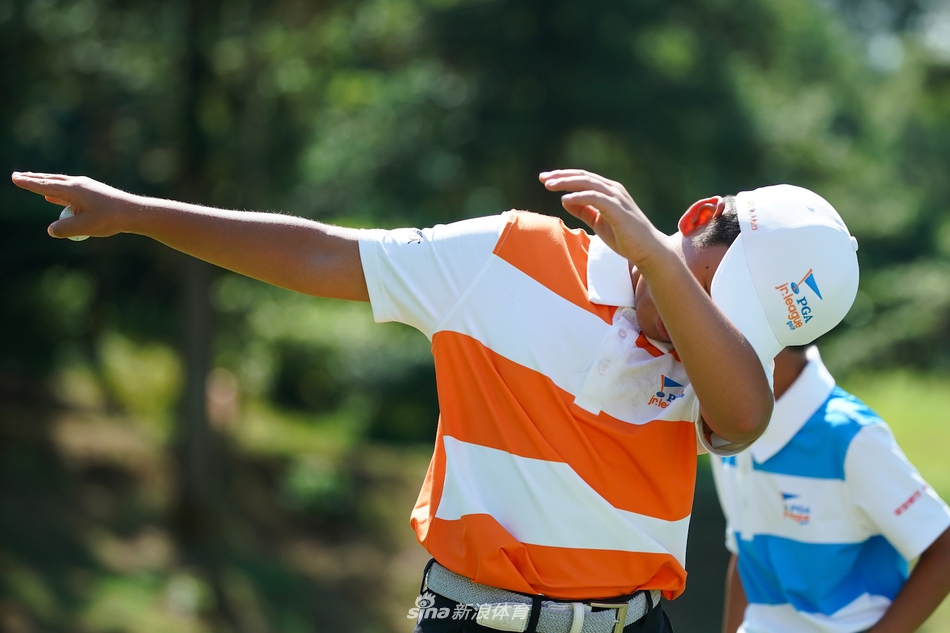 颁奖时刻，获得荣誉的小选手们站在台上，高举奖杯与花束，背后是黄山的苍茫暮色，梦想在这一刻熠熠生辉。
