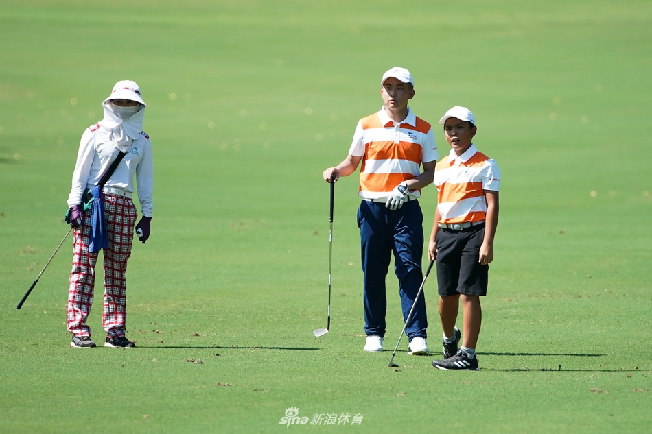 少年选手凝神静气，在开阔的球道上流畅挥杆，白色小球划破天际，飞向远方的旗杆。