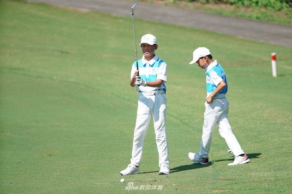 团队四人紧靠在一起，手臂相叠，正在进行赛前鼓舞士气的呐喊，脸上洋溢着团结而自信的笑容。