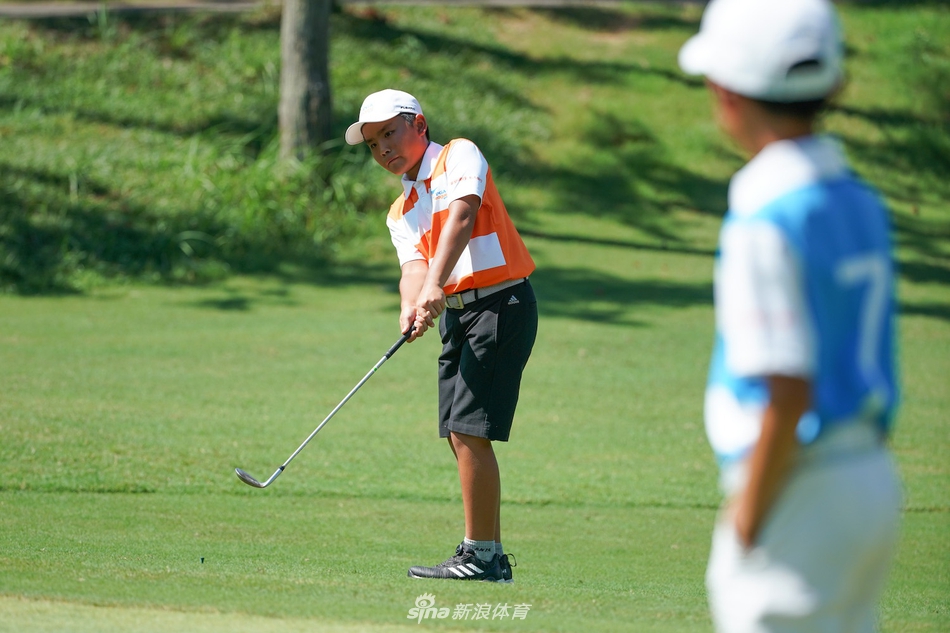 女选手优雅完成推击动作后，目光紧随小球滚动的轨迹，眼神中充满了期待与坚定。