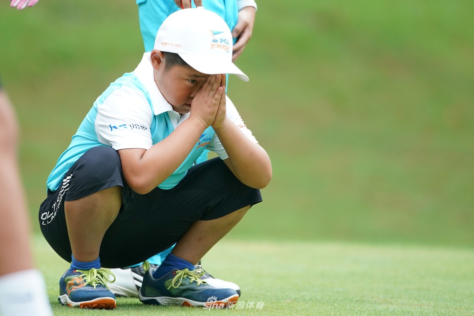 身穿统一队服的小球员们围在一起聆听教练指导，团队凝聚力不言而喻