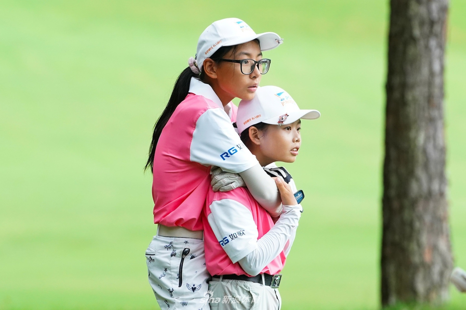 雨后初晴，小球手在湿润的球道上观察球况，远处山色空濛