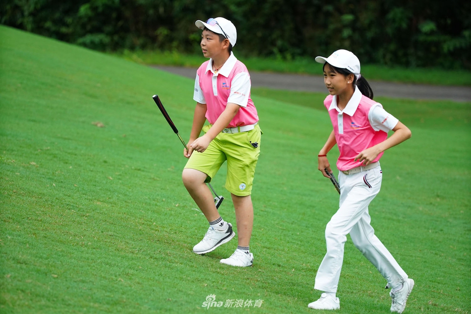 青少年球手在球道上全力挥动木杆，阳光勾勒出充满力量的青春剪影