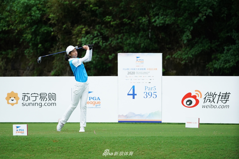 黄昏时分，完成比赛的小球手扛着球包离开球场，身影融入黄山美丽的暮色之中