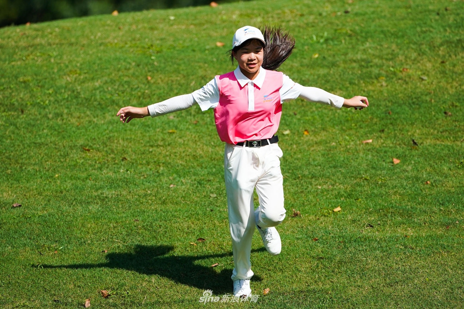 教练正在场边与小球员亲切交流，手指远方，进行着关键的战略指导。