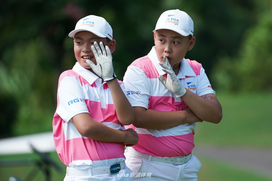 绿茵场上，少年球员正全神贯注地俯身观察推杆线路，眼神中闪烁着冷静与自信的光芒。