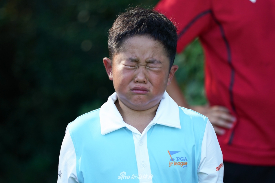 身着统一队服的队员们围成一圈，手叠在一起，在赛前发出充满力量的团队呐喊。