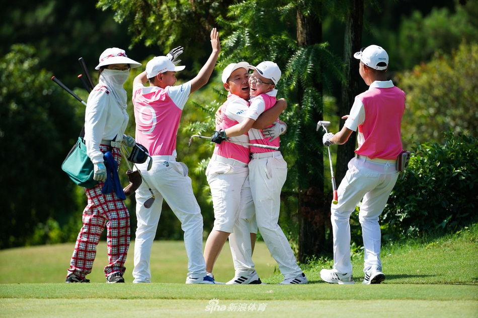 小选手正以标准的挥杆动作全力击球，球杆划破空气的瞬间，力量与优雅完美结合。