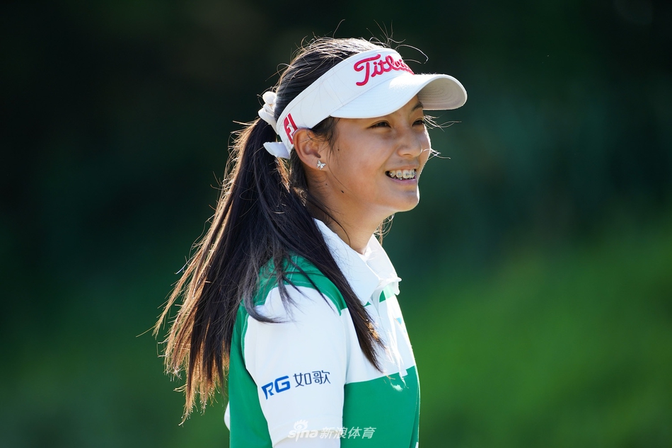 夕阳余晖下，结束了比赛的小球员们扛着球包离开赛场，背影虽疲惫却写满坚毅与收获。