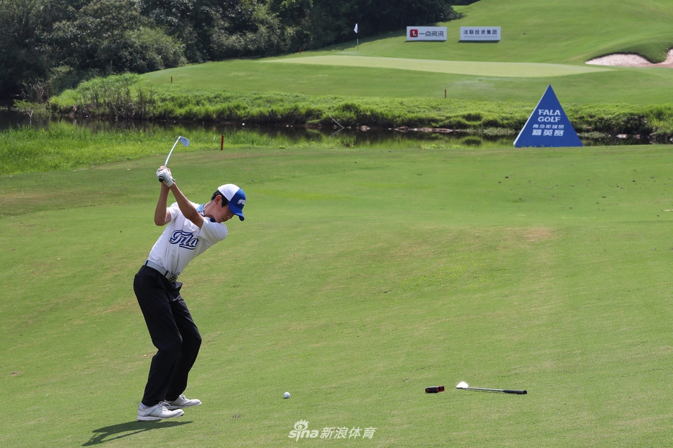 身着白色球衫的少年选手全神贯注地推杆，背景是黄山松柏球场标志性的苍翠与宁静。