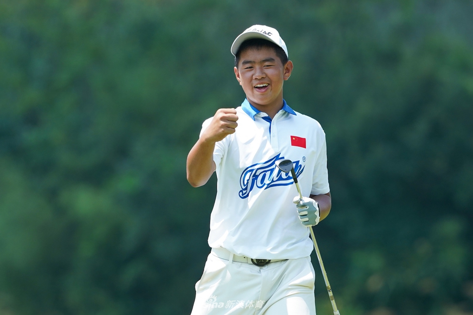 比赛间隙，小球员在树荫下与同伴轻松交流，脸上洋溢着属于这个年龄段的灿烂笑容。
