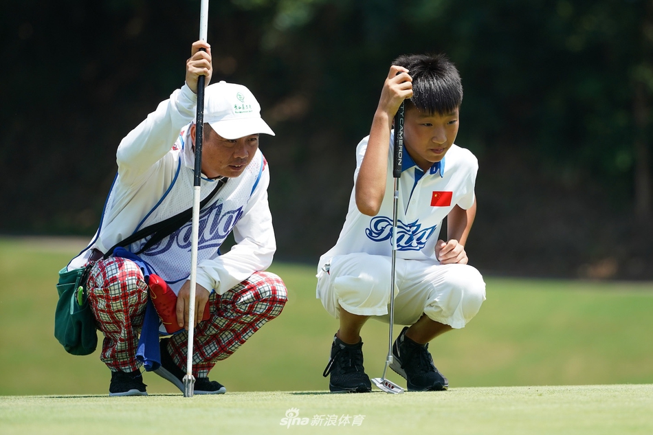 绿草如茵的发球台上，两位球员正专注地看着前方，为下一杆的挑战做准备，画面充满仪式感。