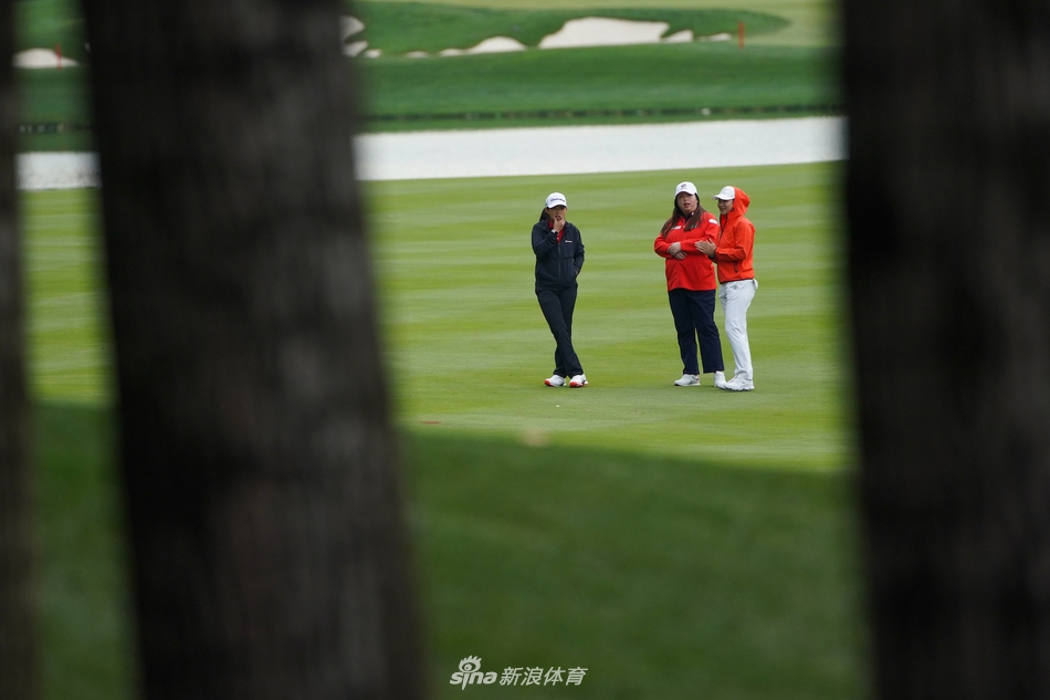 张婕娜琳在沙坑中练习救球，沙粒飞扬中展现精湛的短杆技术