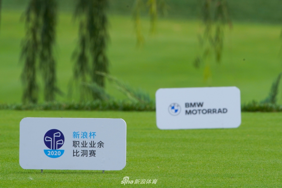 唐俊祎、丁文一、杜墨含、吴所谓四位年轻选手在练习场上谈笑风生，展现新生代球员的朝气与活力