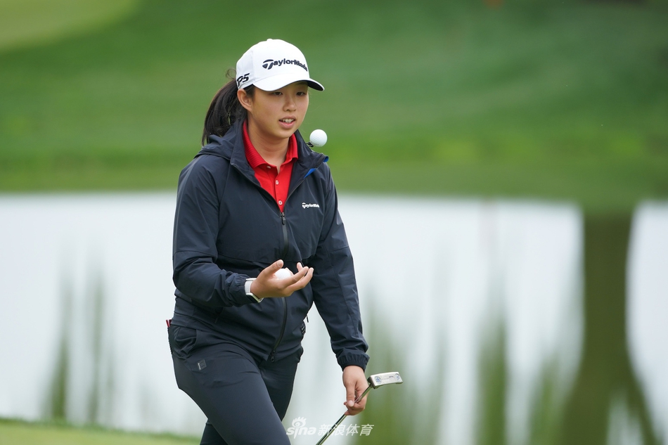 卢靖雯与刘晏玮在球道上并肩前行，青春身影在蓝天绿草间格外醒目