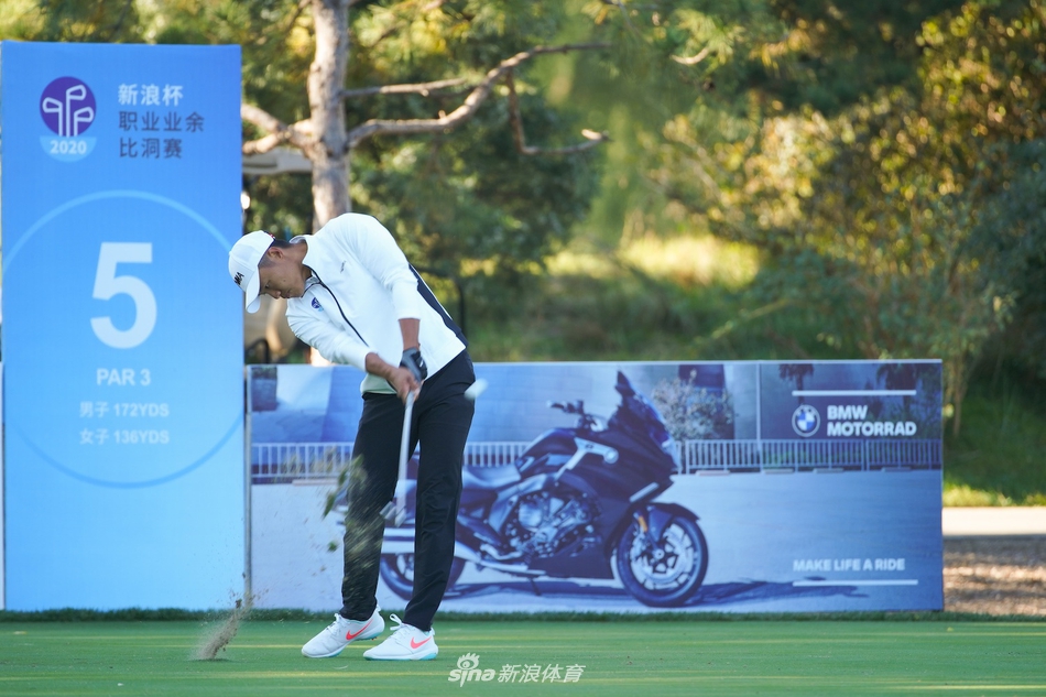 赛事第五洞三杆洞的特写镜头，宝马摩托标识与球道美景相映成趣，充满挑战