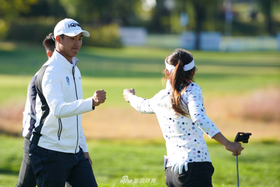 唐俊祎在全神贯注地推击，身体线条稳定而优雅，果岭纹路在阳光下清晰可见，静谧中蕴含力量。