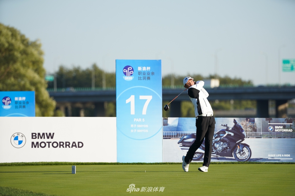 李杰妮与搭档晁海蒙在完美击球后展露轻松笑颜，信任与默契在击掌瞬间自然流露。