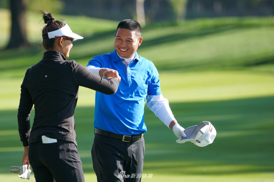 曹怡静与队友在比赛中并肩前行，步履坚定地走在球道上，身后是洒满阳光的草坪，前路充满希望。