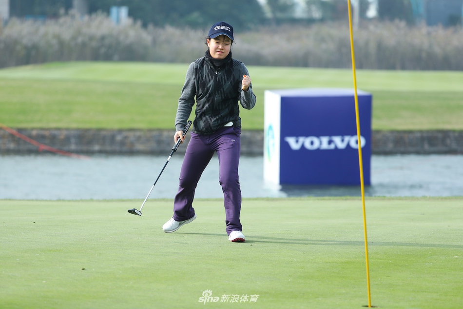 荣耀时刻，共享喜悦：男子组前三名选手与颁奖嘉宾在奖杯前共同定格胜利的辉煌