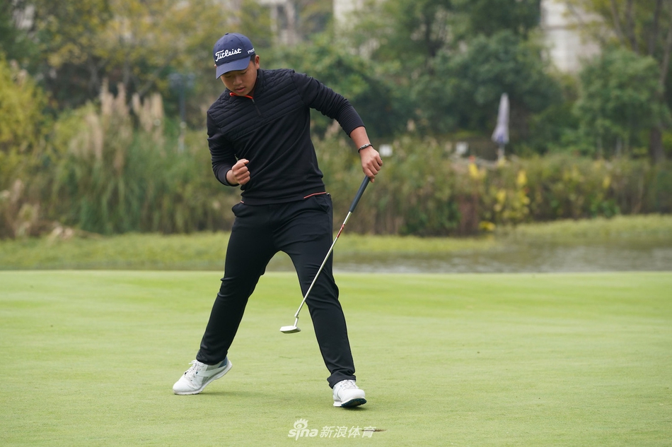 冬日英姿，果岭争锋：年轻球员全仙祐在决赛轮中挥杆出击的潇洒瞬间