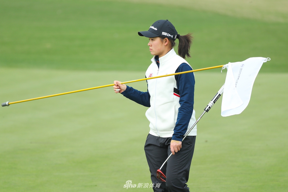 凝神聚气，一击定乾坤：冠军曹欣妤在果岭上专注推杆的决胜瞬间