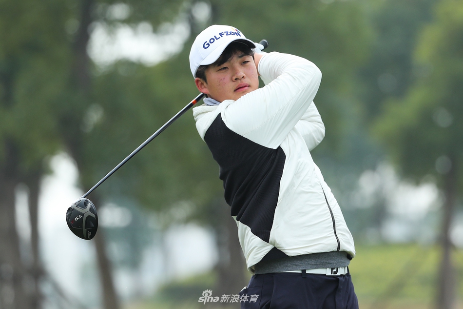 双星辉映，共举奖杯：本届大赛男女冠军赵均霖与曹欣妤手持奖杯，绽放青春笑容