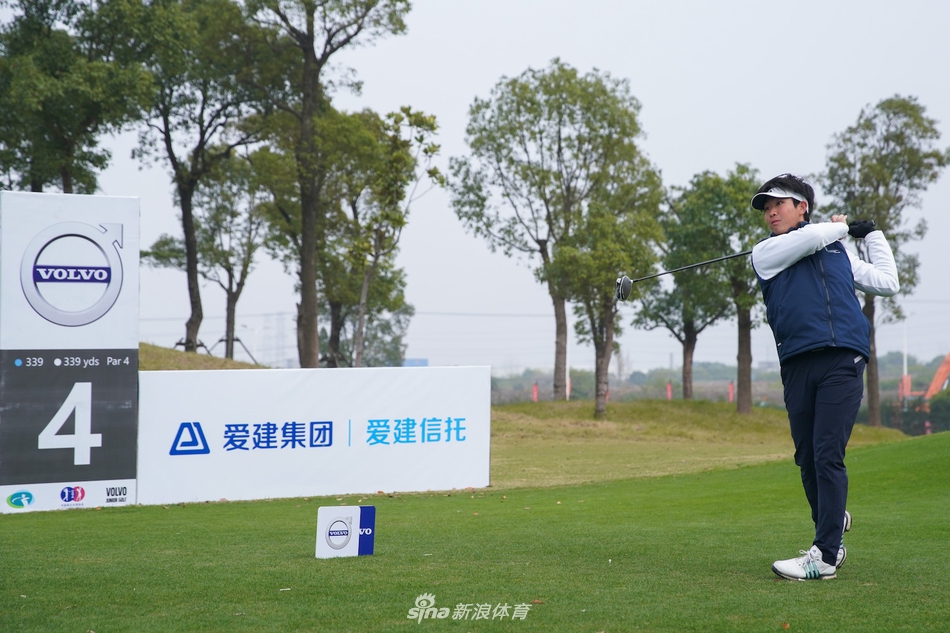 专注致胜，静待佳音：选手宋佳宝在比赛中沉稳观察果岭线路的深思神情