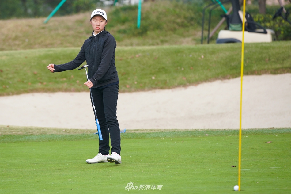 巅峰对决，咫尺之争：男子组冠军赵均霖（左）与亚军唐绍承在赛场上的激烈比拼