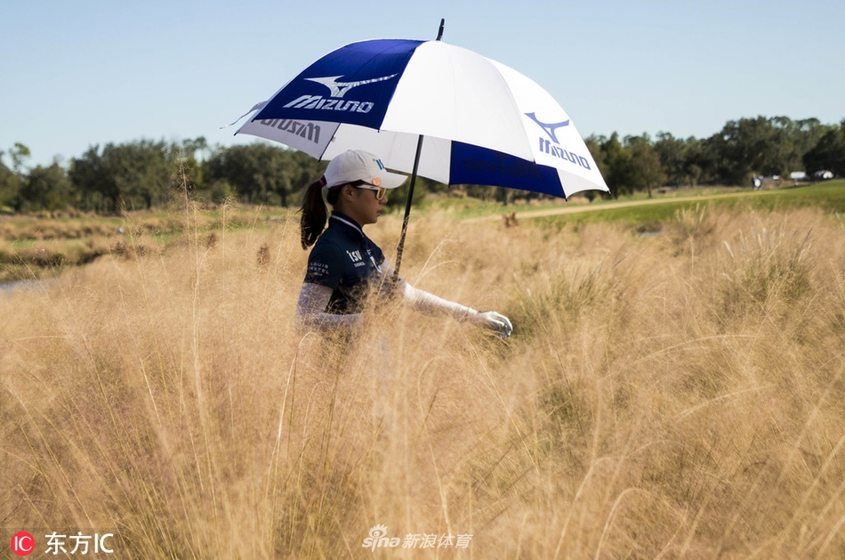 比赛球场迪伯伦高尔夫俱乐部全景,蓝天白云下,蜿蜒的球道与水池交相辉映