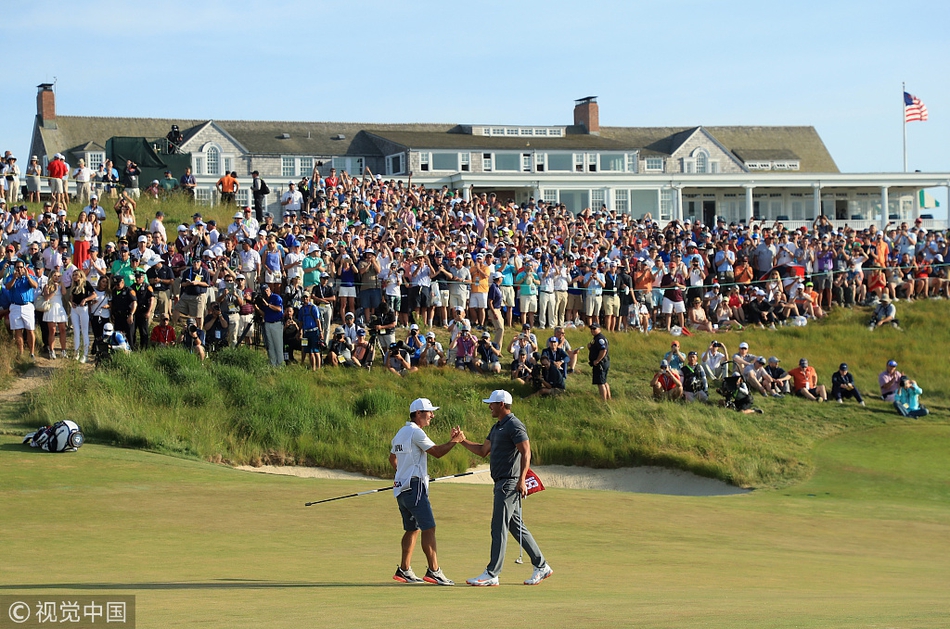 英格兰名将贾斯汀罗斯在果岭上仔细研判推杆线路，全力争取佳绩。