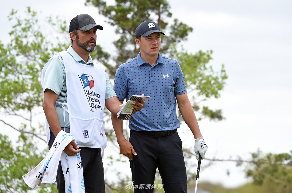 斯皮思与长期合作的球童迈克尔·格雷勒在球道上并肩前行，两人正深入交流，商讨关键一击的策略。