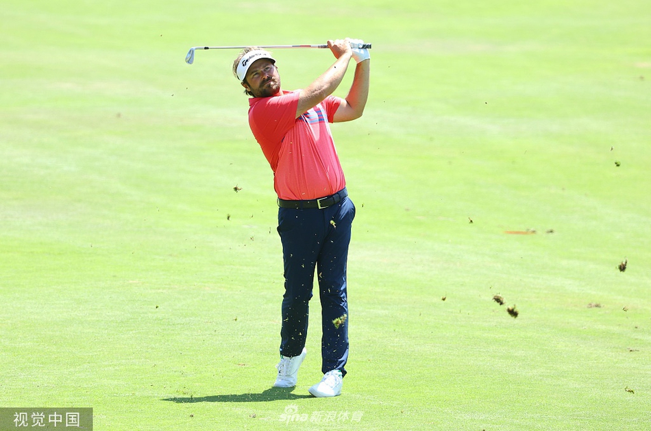 法国球手斯塔尔特在球道沙坑中救球,沙粒飞扬展现高尔夫运动中应对挑战的瞬间