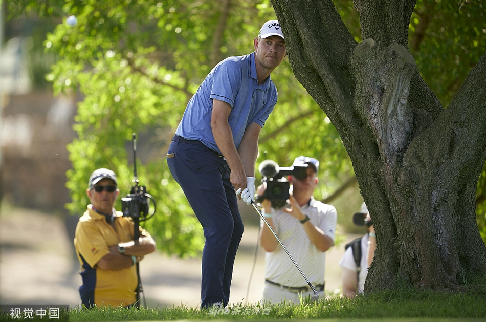 杰夫-温特在第十八洞果岭推入制胜一推后,振臂高呼,阳光洒在他激动的面庞上