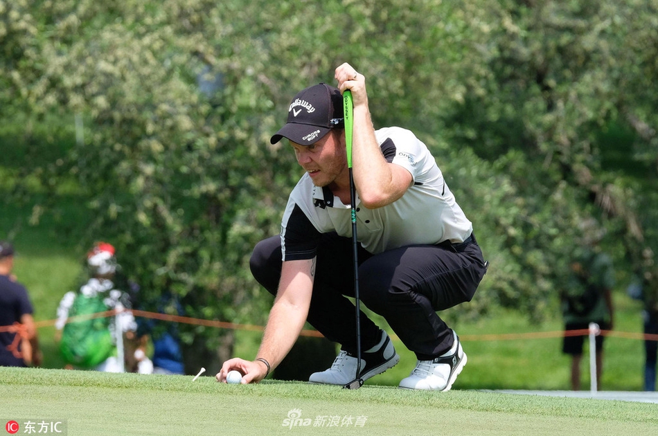 赛事第三轮，领先榜竞争白热化，球员在极具挑战性的球道上审慎思考下一杆策略，胜负悬念留待最后时刻。