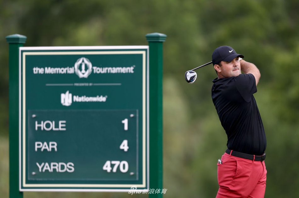 纪念高球赛首轮开球，德尚博在发球台凝视远方，阳光勾勒出他专注的侧影。