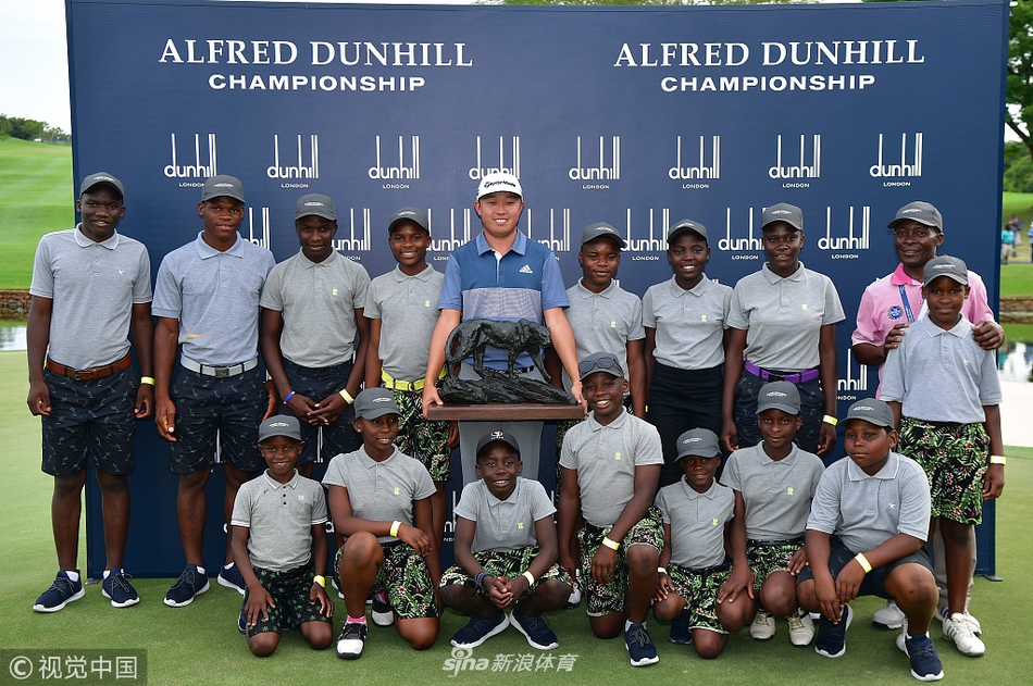 范·鲁彦在全神贯注地推击，果岭线条与他的身影构成一幅宁静而充满张力的画面