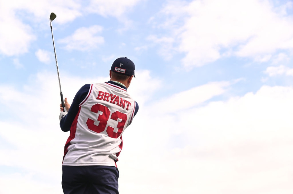 夕阳下的球场宁静肃穆，托马斯的侧影与33号球衣成为对传奇离去最深沉的默哀与最有力的致敬