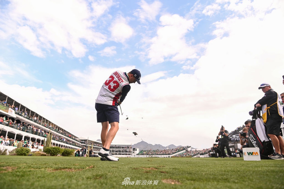 观众席上也有球迷举着科比的纪念物，与场上球员的致敬形成情感上的共鸣与连接