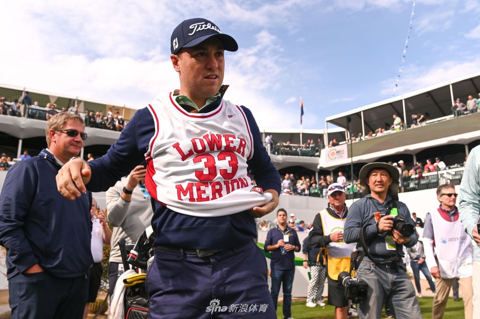 托马斯专注地凝视手中的挖起杆，杆面上清晰刻有黑曼巴、曼巴精神等致敬科比的铭文