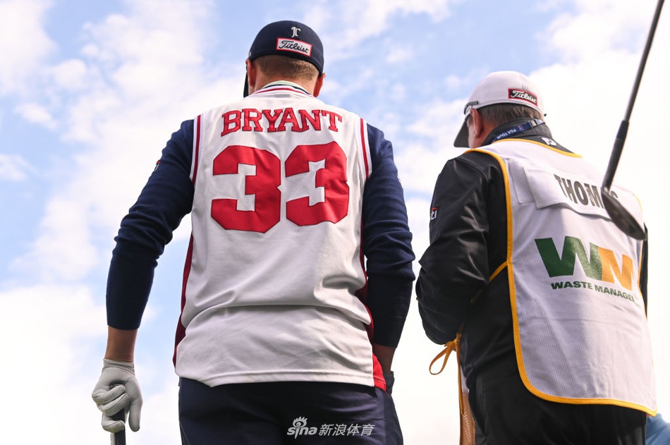 镜头特写托马斯的高尔夫球包，其中一支挖起杆的杆面铭文81分在阳光下清晰可见，诉说着不朽的传奇