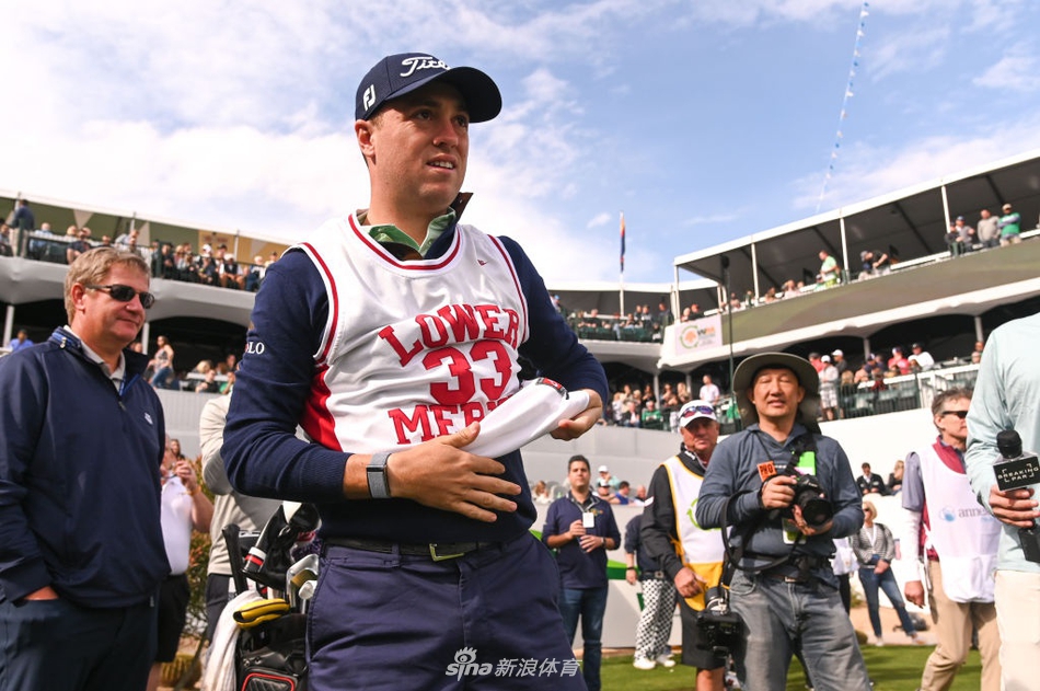 在观众环绕的第十六洞果岭旁，托马斯身着33号球衣凝神准备推杆，紫金色的推杆头套格外显眼