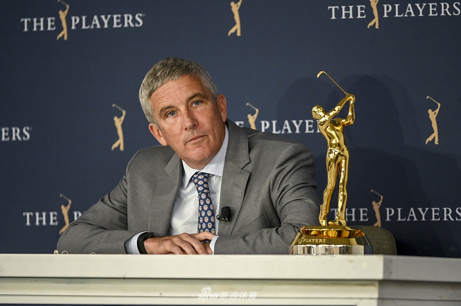 美巡赛主席杰·莫纳汉在赛场边与同仁交谈，神情专注，肩负着引领高尔夫世界顶级巡回赛前进的重任。