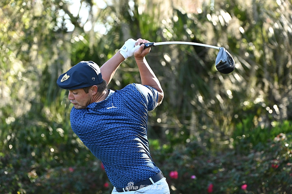 夕阳余晖下，一位球员在球员锦标赛次轮结束后，走向计分处提交记分卡，神情专注而严肃。